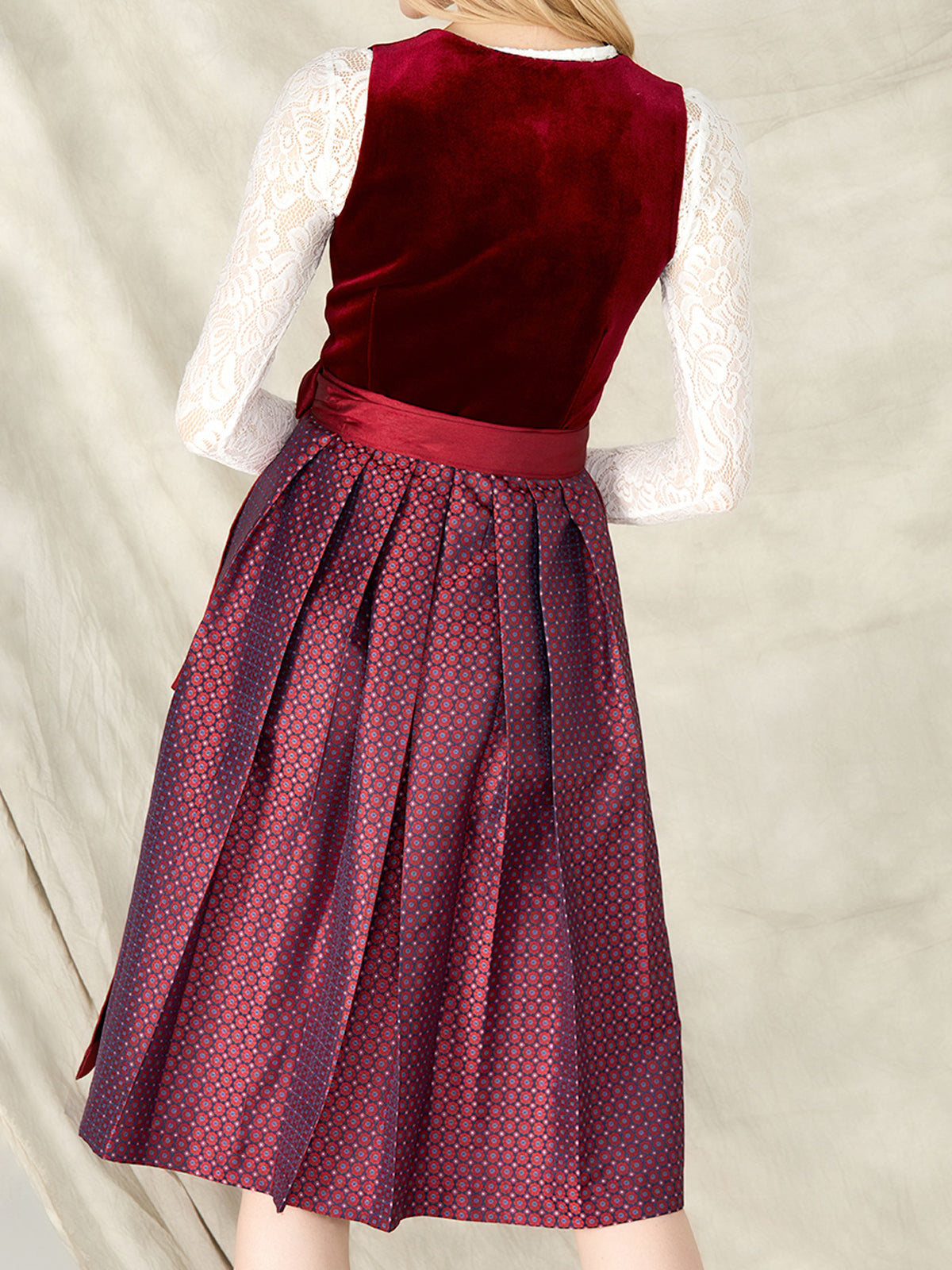 The Red Velvet Dirndl: Passion, tradition and timeless style